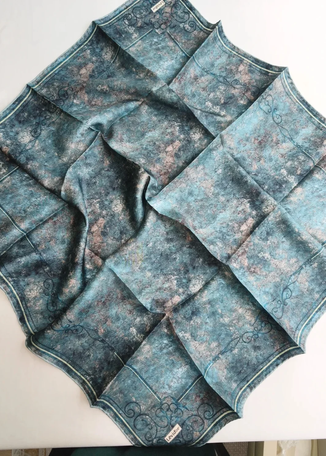 Écharpe Levidor – 100% Twill de Soie Collection 2026
