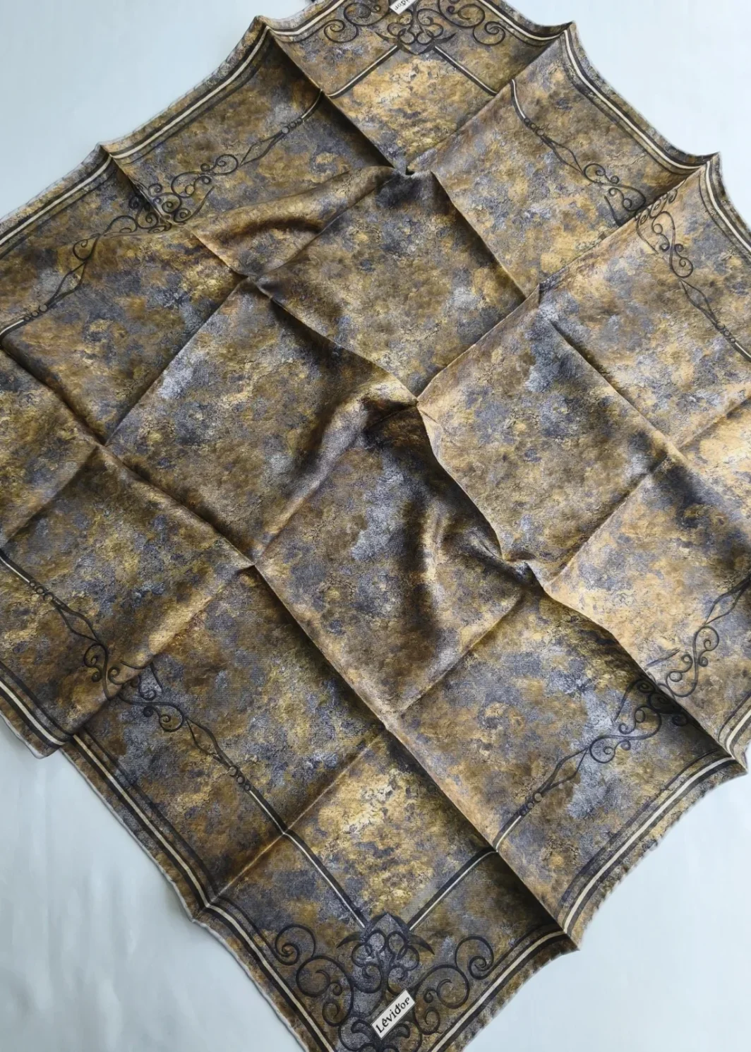 Écharpe Levidor – 100% Twill de Soie Collection 2026