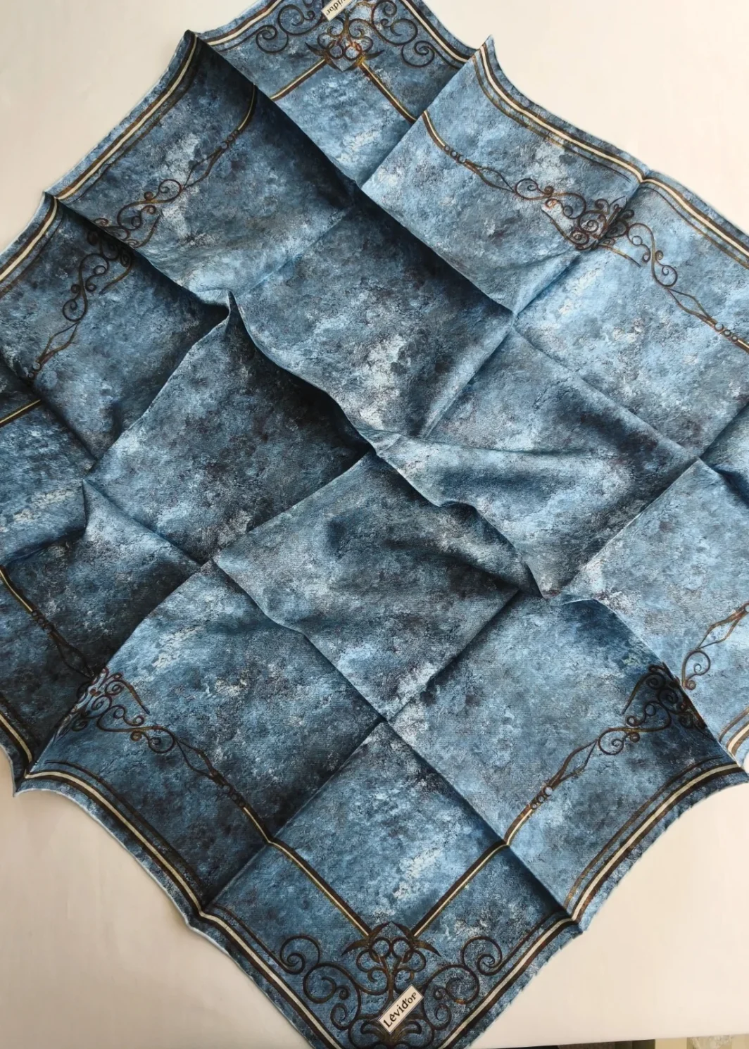 Écharpe Levidor – 100% Twill de Soie Collection 2026